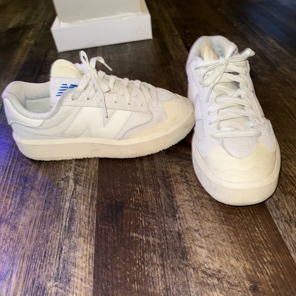 New Balance tennis shoes